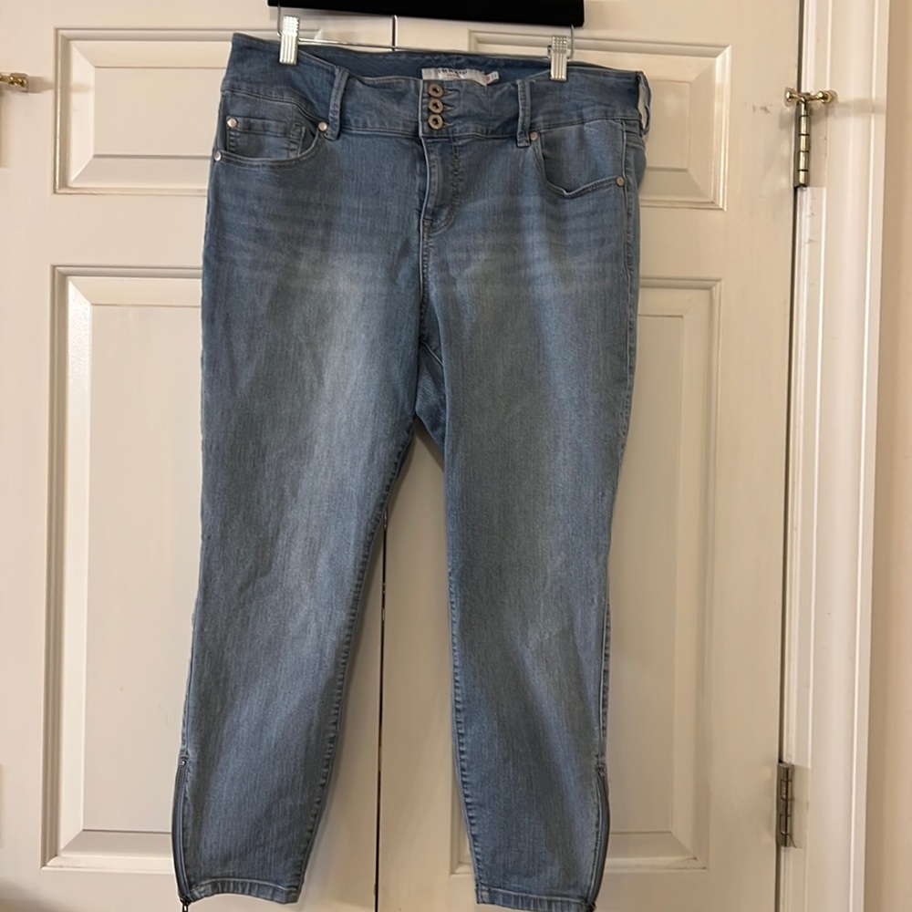 Torrid zipper leg crop denim jegging - size 18R